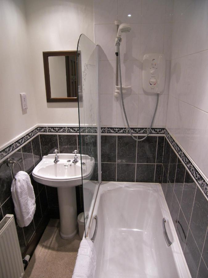 Lion And Unicorn Hotel Thornhill  الغرفة الصورة